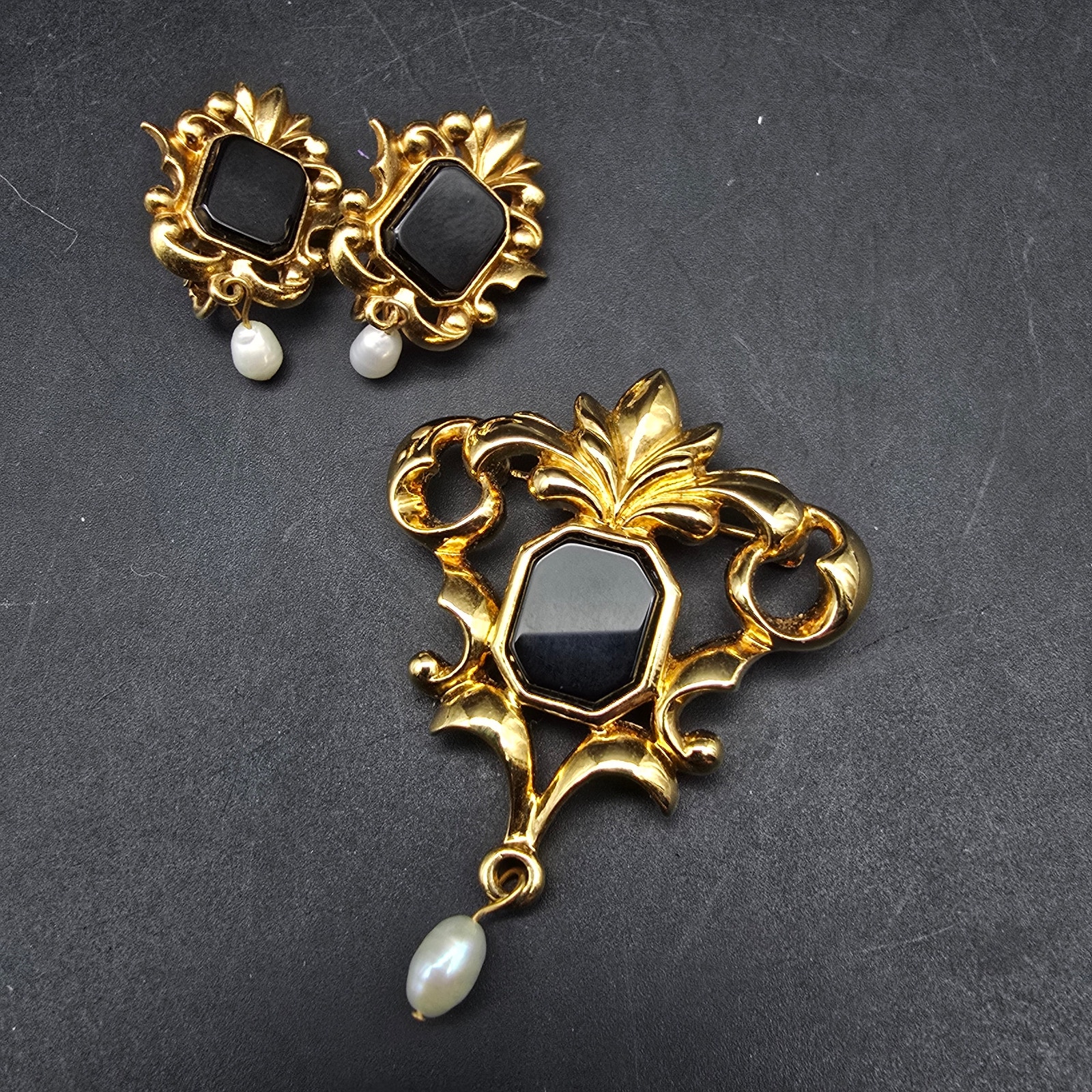 Avon 1994 Gold Tone Onyx Brooch Earrings Set In Box 24$